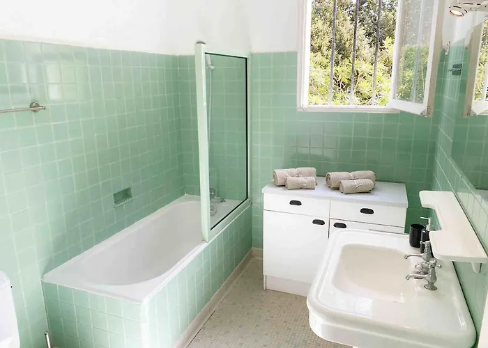 A Proximite De La De L'almanarre فيلة