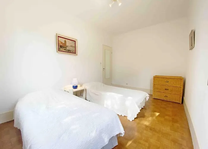 A Proximite De La De L'almanarre فيلة