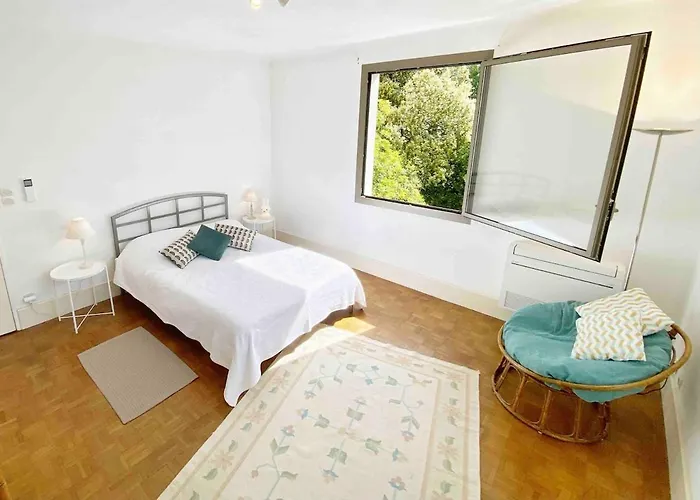 A Proximite De La De L'almanarre