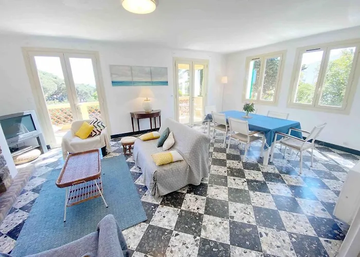 A Proximite De La De L'almanarre Hyères